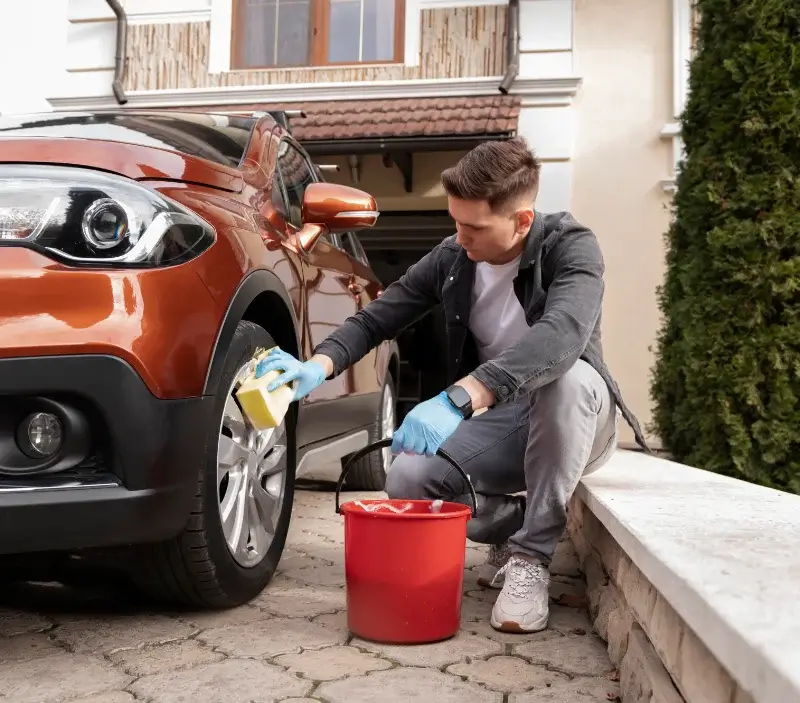 Lavage auto à domicile Saint-Yrieix-le-Déjalat : professionnel intervenant sur un véhicule